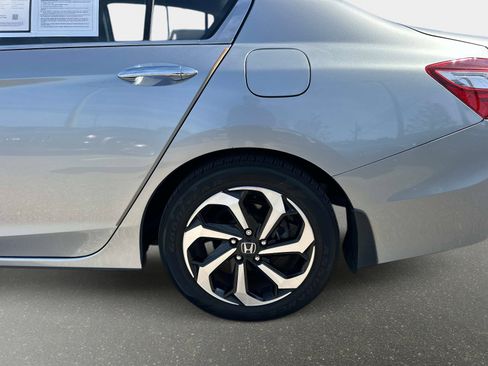 Used 2017 Honda Accord EX-L image 10