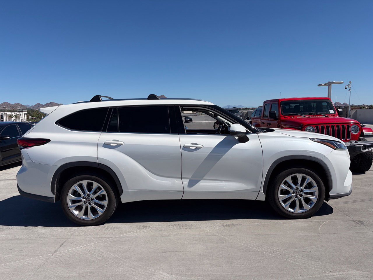Used 2020 Toyota Highlander Limited FWD image 3