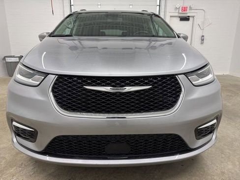 Used 2021 Chrysler Pacifica Touring-L w/ Uconnect Theater Family Group image 2