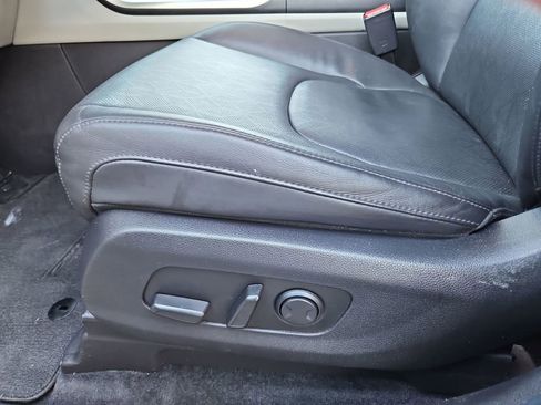 Used 2024 Kia Carnival LX image 24