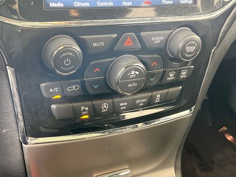 Used 2022 Jeep Grand Cherokee Laredo X image 15