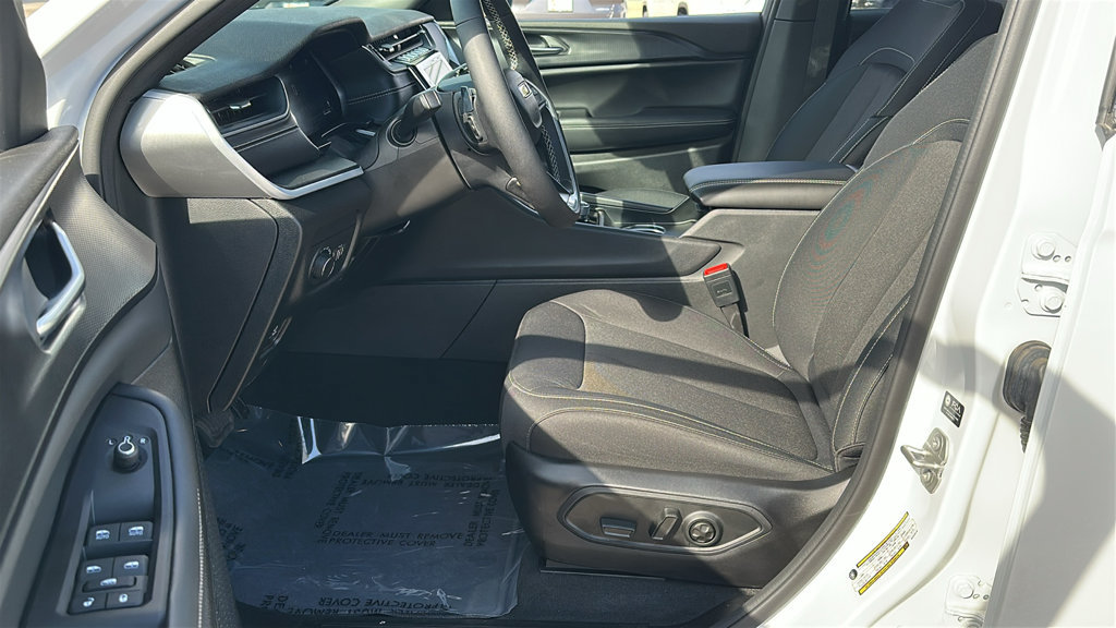 Used 2024 Jeep Grand Cherokee Laredo w/ Luxury Tech Group I AWD/4WD image 13