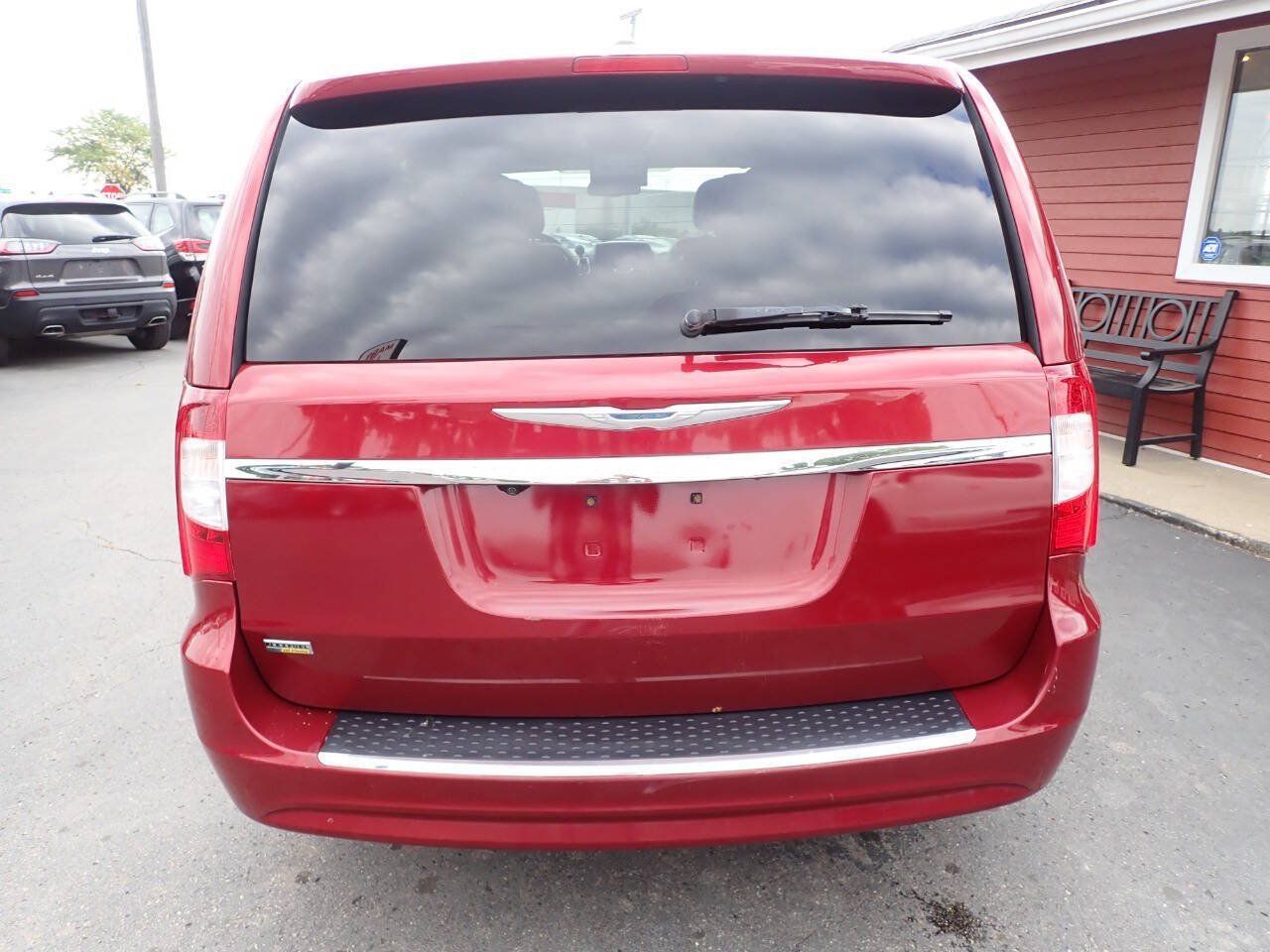 Used 2013 Chrysler Town & Country Touring FWD image 5