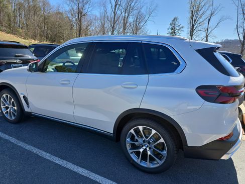 New 2026 BMW X5 xDrive40i w/ Premium Package AWD/4WD image 3