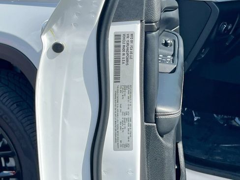Certified 2023 Jeep Grand Cherokee Laredo AWD/4WD image 28