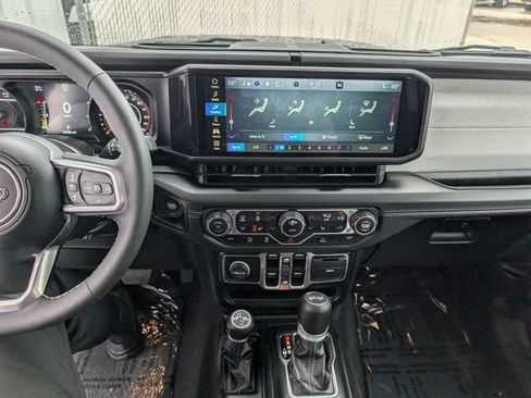 Used 2025 Jeep Wrangler Unlimited Sahara AWD/4WD image 4