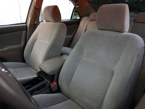 Used 2004 Toyota Camry LE image 6