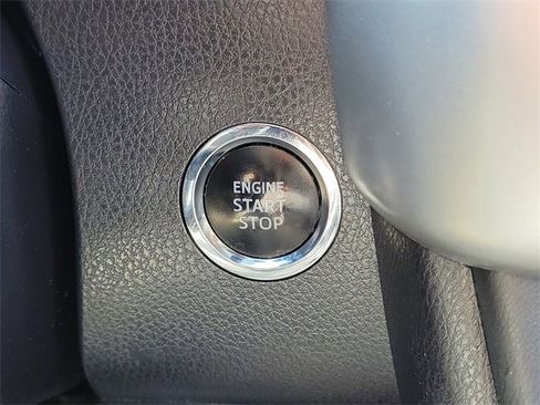 Used 2019 Toyota Highlander SE w/ Carpet Mat Package (TMS) image 19