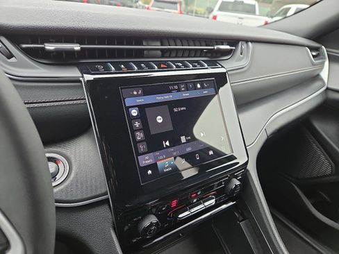 Used 2024 Jeep Grand Cherokee L Altitude image 17