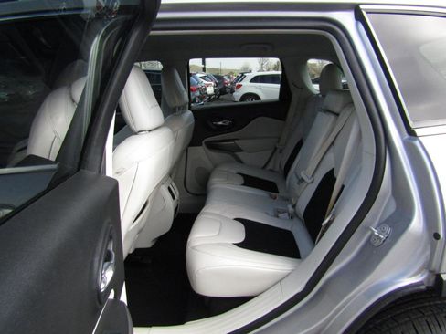 Used 2020 Jeep Cherokee Latitude Plus FWD image 20