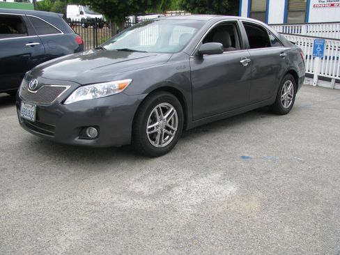 Used 2011 Toyota Camry LE FWD image 2