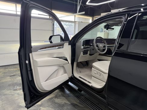 Used 2026 Cadillac Escalade ESV Platinum Sport AWD/4WD image 8