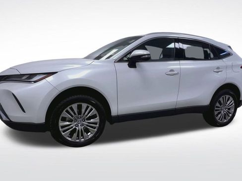 Used 2023 Toyota Venza XLE image 4