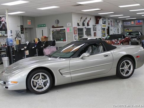 Used 2000 Chevrolet Corvette Convertible w/ Performance Handling Pkg RWD image 4