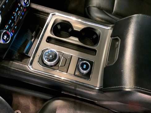 Used 2020 Ford Expedition XLT w/ Equipment Group 202A AWD/4WD image 17