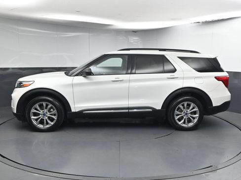Used 2021 Ford Explorer XLT w/ Equipment Group 202A AWD/4WD image 4