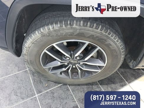 Used 2019 Jeep Grand Cherokee Limited image 2