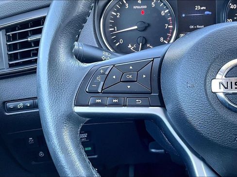Used 2017 Nissan Rogue SV AWD/4WD image 18
