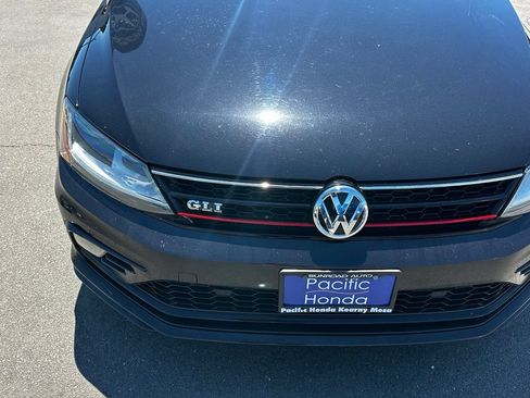 Used 2017 Volkswagen Jetta GLI FWD image 4