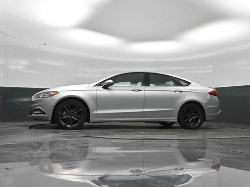 Used 2018 Ford Fusion SE w/ Equipment Group 201A FWD image 21