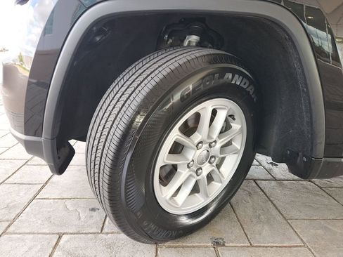 Used 2020 Jeep Grand Cherokee Laredo image 30