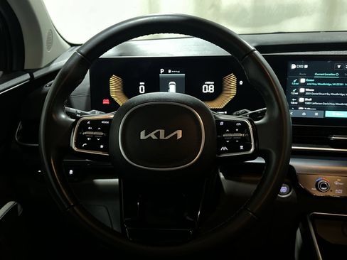Used 2025 Kia Carnival FWD image 39