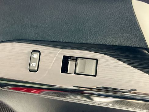 Used 2018 Toyota RAV4 Limited image 32