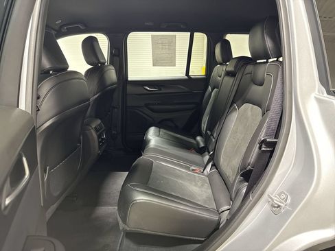 Used 2025 Jeep Grand Cherokee Altitude AWD/4WD image 22