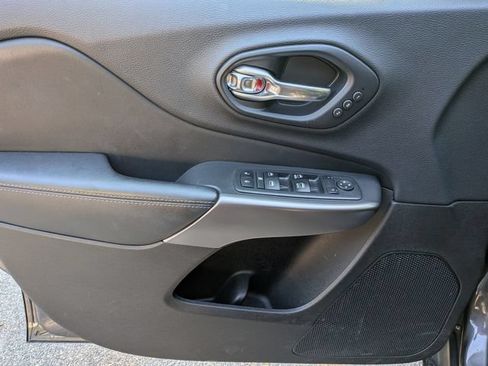 Used 2019 Jeep Cherokee Limited AWD/4WD image 13