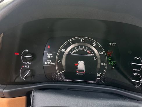 Used 2023 Lexus LX 600 4WD w/ Luxury Package image 2