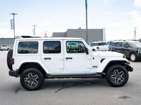 New 2026 Jeep Wrangler Unlimited Sahara AWD/4WD image 10