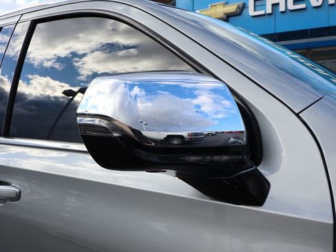 Used 2023 Chevrolet Suburban Premier image 2