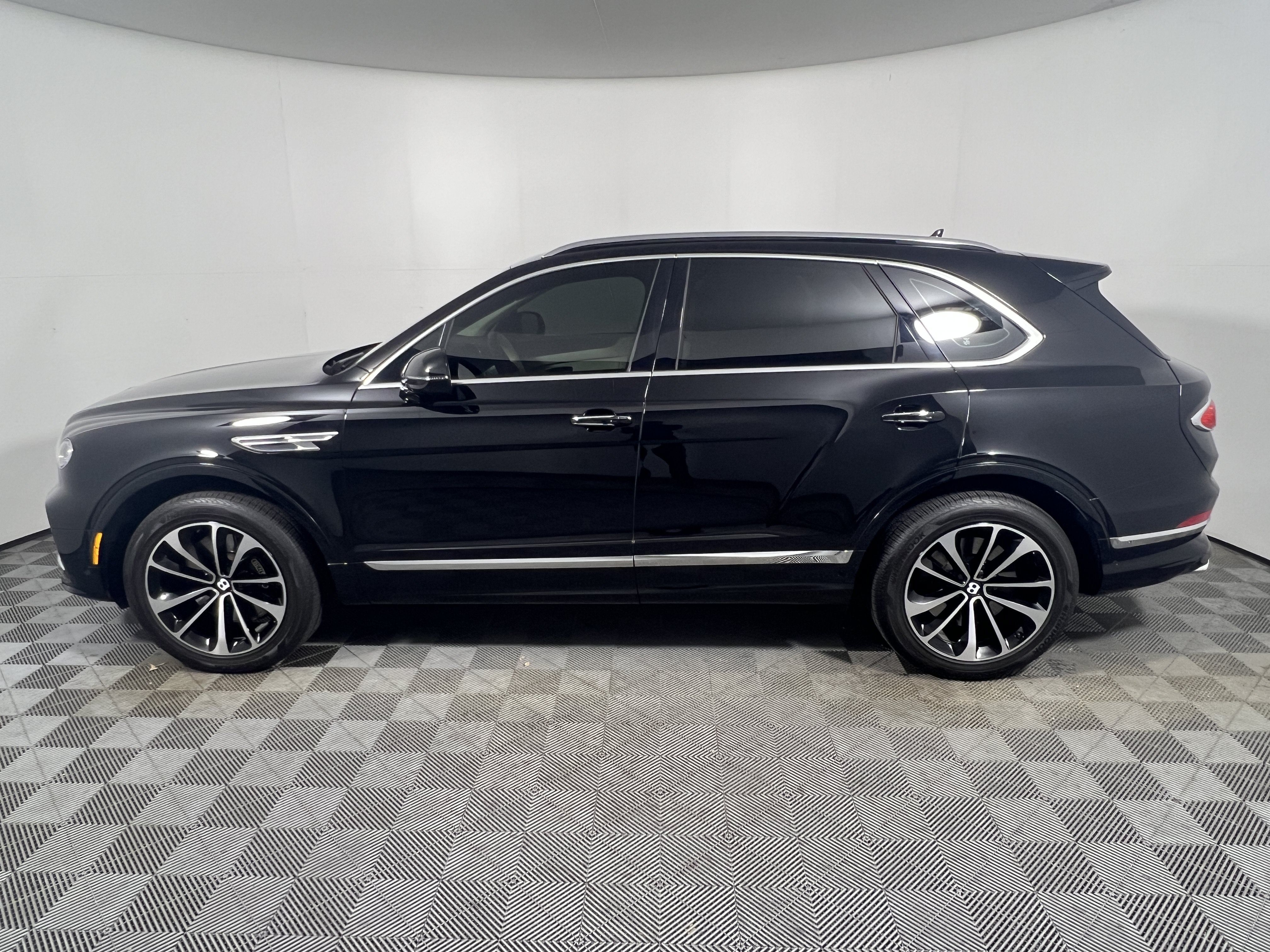 Used 2021 Bentley Bentayga AWD/4WD image 2