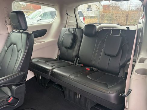 Used 2024 Chrysler Pacifica Touring-L image 23