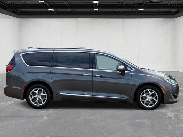Used 2017 Chrysler Pacifica Limited w/ UConnect Theater Package FWD image 6