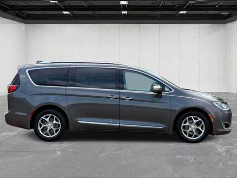Used 2017 Chrysler Pacifica Limited w/ UConnect Theater Package FWD image 6
