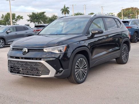 New 2026 Volkswagen Taos SE image 3