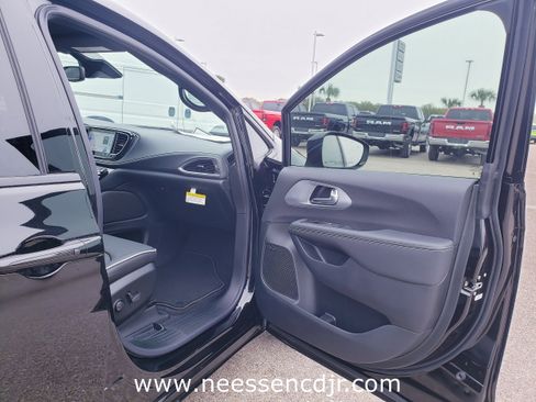 New 2026 Chrysler Pacifica Limited image 16