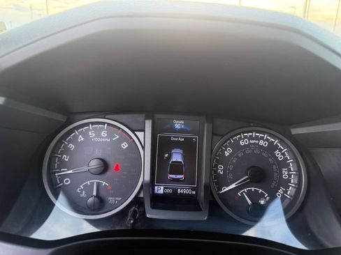 Used 2019 Toyota Tacoma TRD Sport w/ TRD Premium Sport Package AWD/4WD image 15