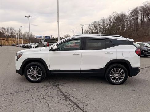 Used 2024 GMC Terrain SLT image 3