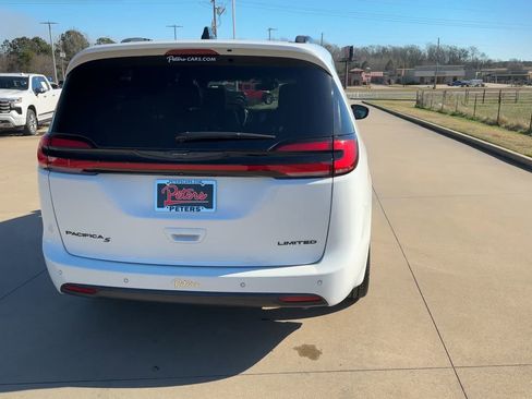 Used 2025 Chrysler Pacifica Limited image 8