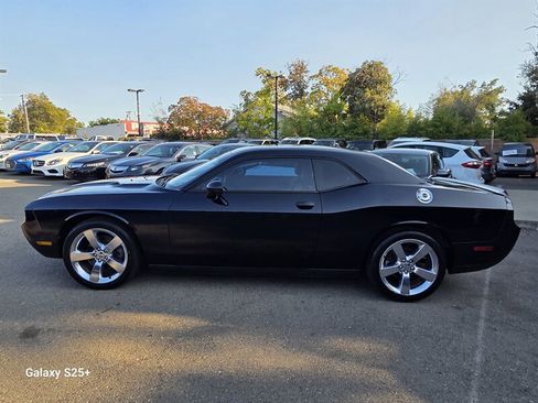 Used 2011 Dodge Challenger SE image 3