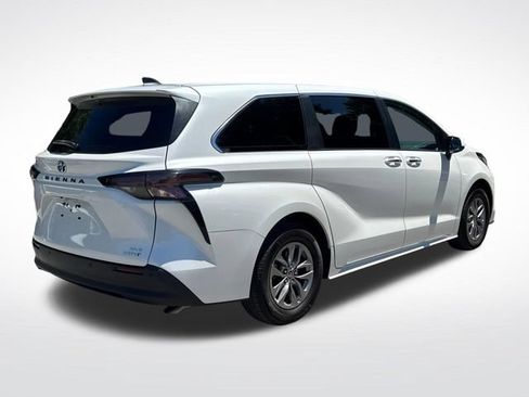 Used 2023 Toyota Sienna XLE FWD image 6
