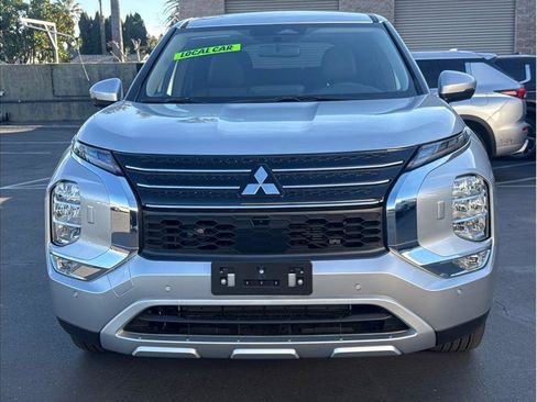 Used 2025 Mitsubishi Outlander SE image 2