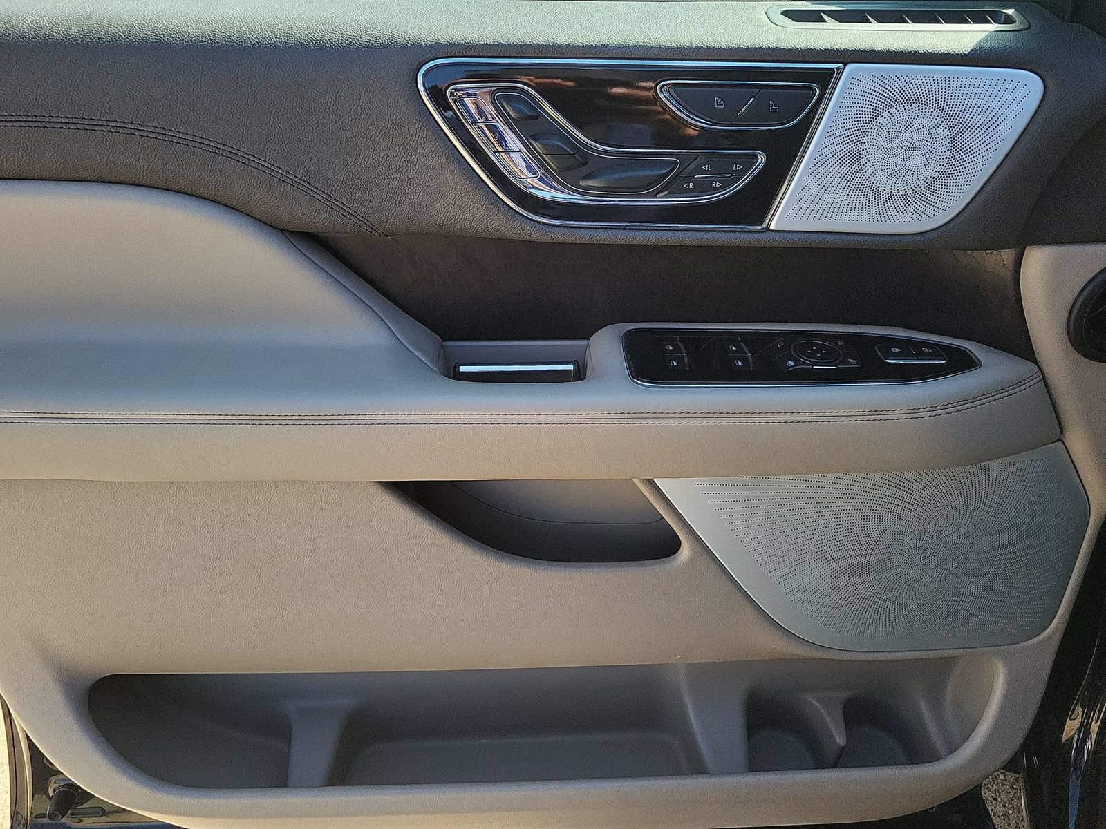 Used 2022 Lincoln Navigator Reserve AWD/4WD image 23