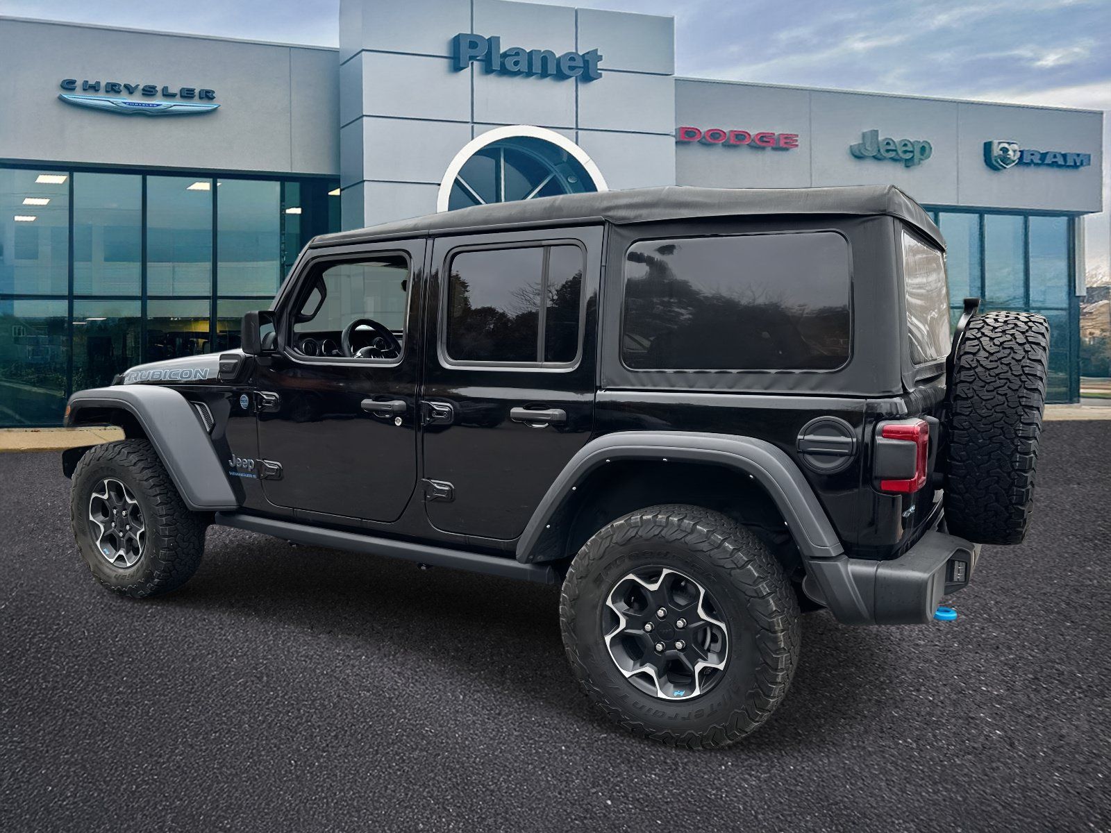 Used 2023 Jeep Wrangler Unlimited Rubicon 4xe AWD/4WD image 3
