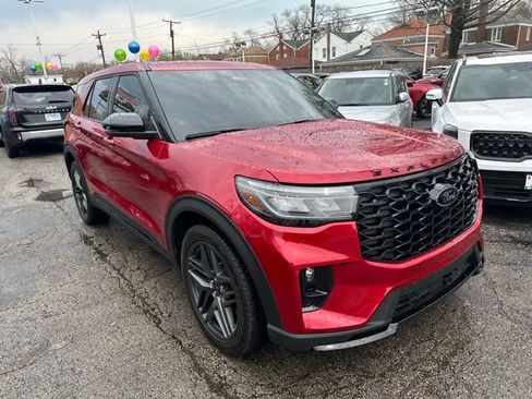 Used 2025 Ford Explorer ST image 3