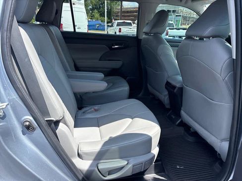 Used 2022 Toyota Highlander XLE AWD/4WD image 7