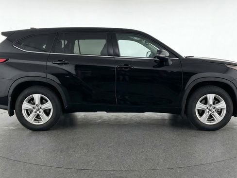 Used 2025 Toyota Highlander LE image 11