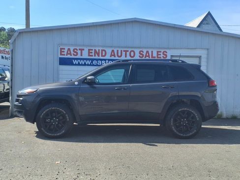 Used 2018 Jeep Cherokee Trailhawk w/ Comfort/Convenience Group image 2